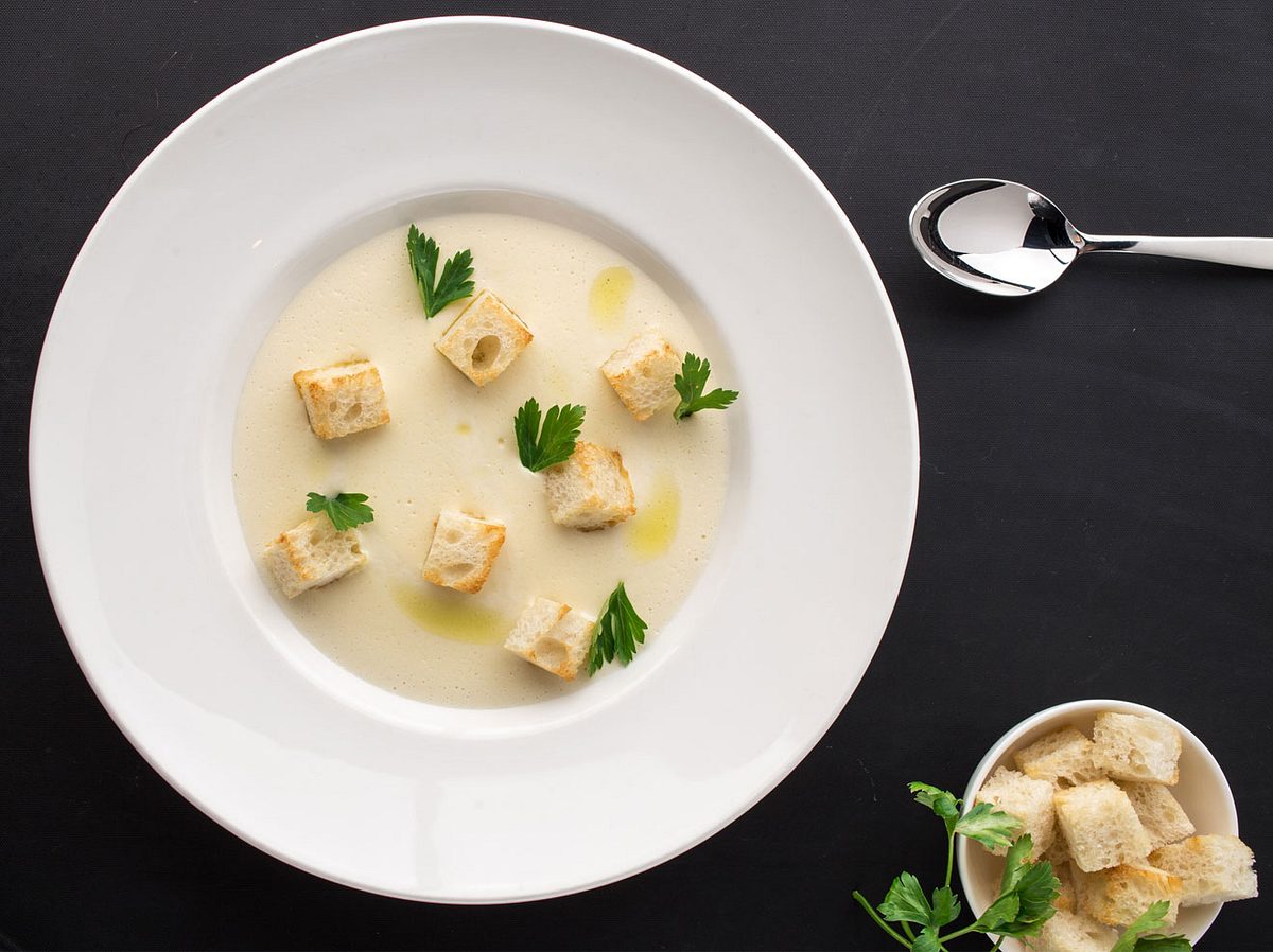 Der schwarze Rettich kann auch in Form einer würzigen Suppe punkten.