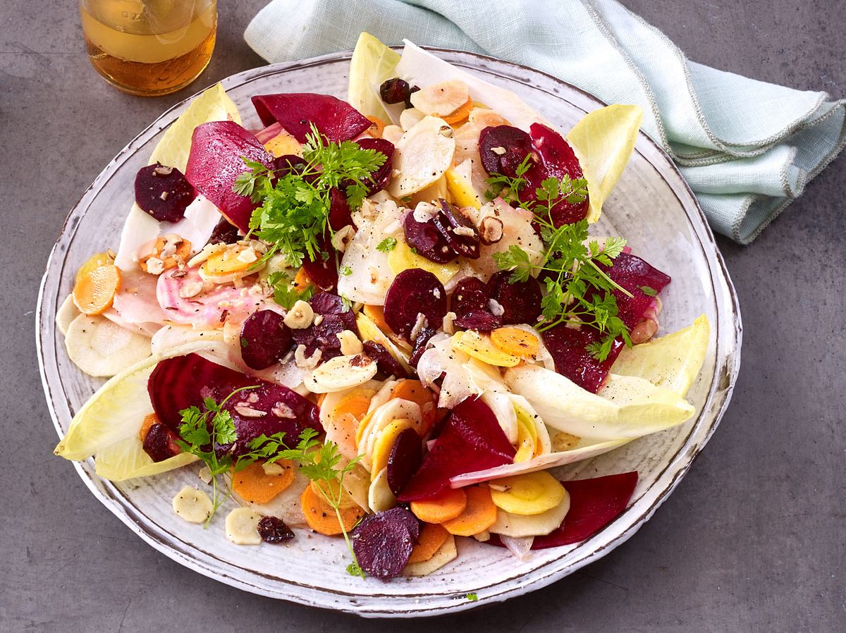 Der Winterrettich schmeckt als Salat genauso gut, wie in einem warmen Gericht.