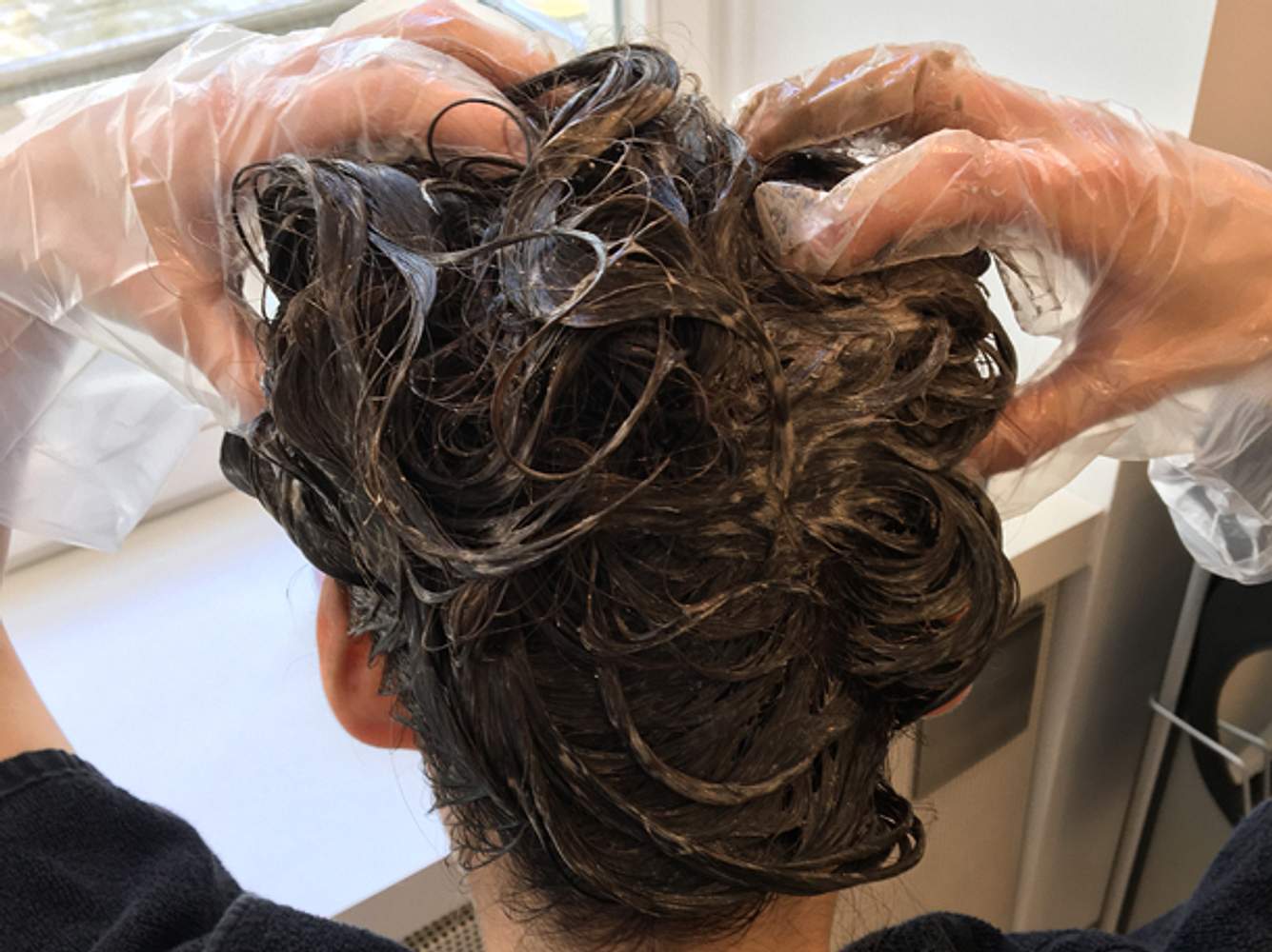 Schritt 4 Die Tönung aufschäumen Haare selbst färben So colorierst du deine Haare richtig