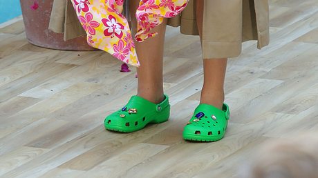 Schwedenclogs: Crocs auf dem Laufsteg - Foto: gettyimages/Neilson Barnar /Staff