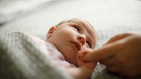 Diese Geschwisterliebe kennt keine Grenzen: Eine junge Mutter erzählt wie sie das Baby ihres Bruders bekam... - Foto: damircudic / iStock