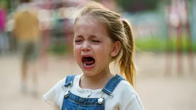 Mädchen weint und schreit und hat dabei die Augen geschlossen. - Foto: iStock/ StockPlanets