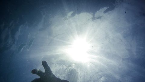 Schwimmer in Not. - Foto: CasarsaGuru / iStock