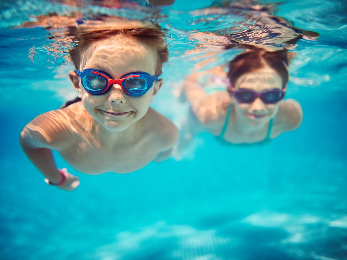 Kinder mit Schwimmbrille für Kinder