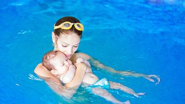 Baby in Schwimmwindeln mit Mutter zusammen beim Babyschwimmen - Foto: iStock/FamVeld