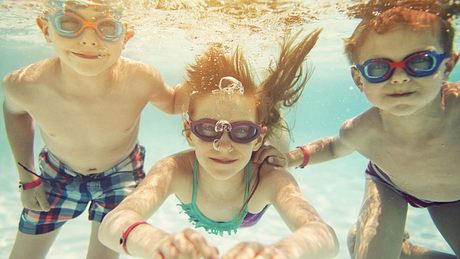 Diese Schwimmregeln für Kinder können Leben retten. - Foto: iStock