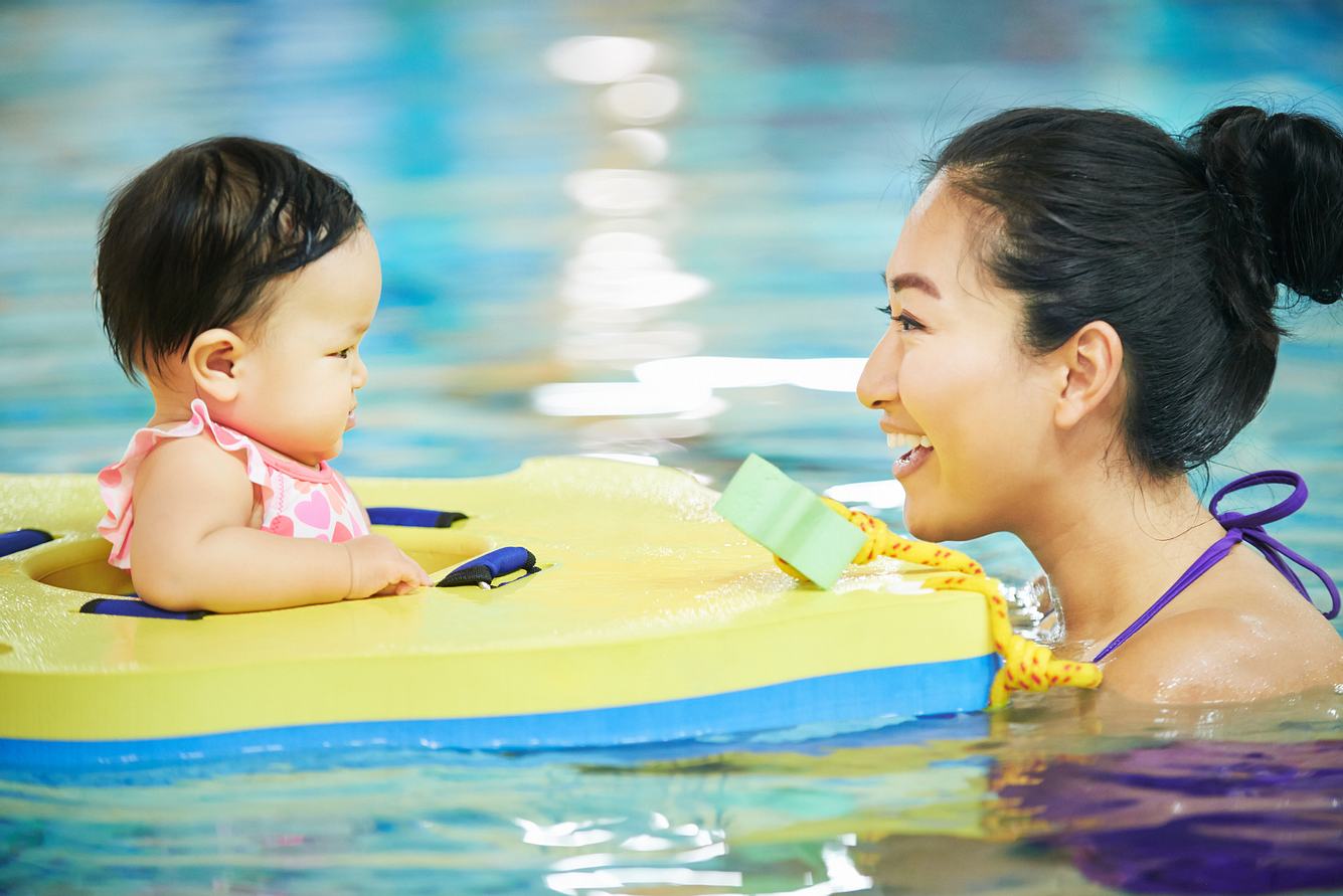 Ein Baby-Schwimmring bedeutet Sicherheit für Eltern und Kind