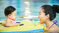 Ein Baby-Schwimmring bedeutet Sicherheit für Eltern und Kind - Foto: iStock / AJ_Watt Ein Baby-Schwimmring bedeutet Sicherheit für Eltern und Kind - Foto: iStock / AJ_Watt