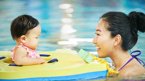 Ein Baby-Schwimmring bedeutet Sicherheit für Eltern und Kind - Foto: iStock / AJ_Watt