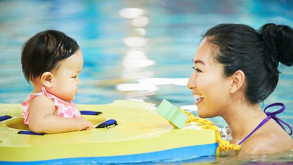 Ein Baby-Schwimmring bedeutet Sicherheit für Eltern und Kind - Foto: iStock / AJ_Watt