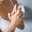 Frau reibt sich die Hände (Themenbild) - Foto: YakobchukOlena/iStock