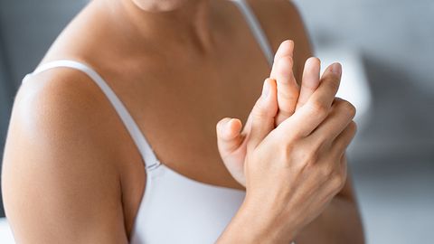 Frau reibt sich die Hände (Themenbild) - Foto: YakobchukOlena/iStock