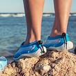 Schwimmschuhe im Meer - Foto: iStock/Rasulovs 