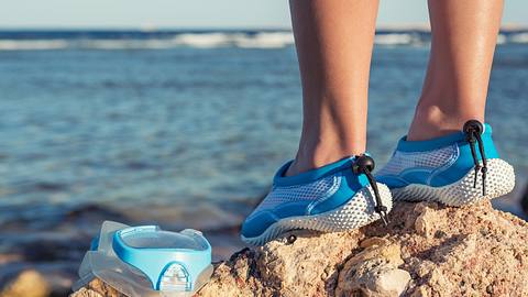 Schwimmschuhe im Meer - Foto: iStock/Rasulovs 