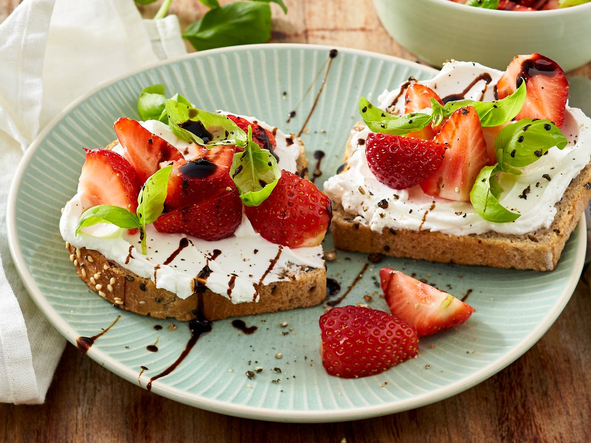 Selbstgebackenes Dinkel-Chia-Brot mit Ziegenfrischkäse und Erdbeeren