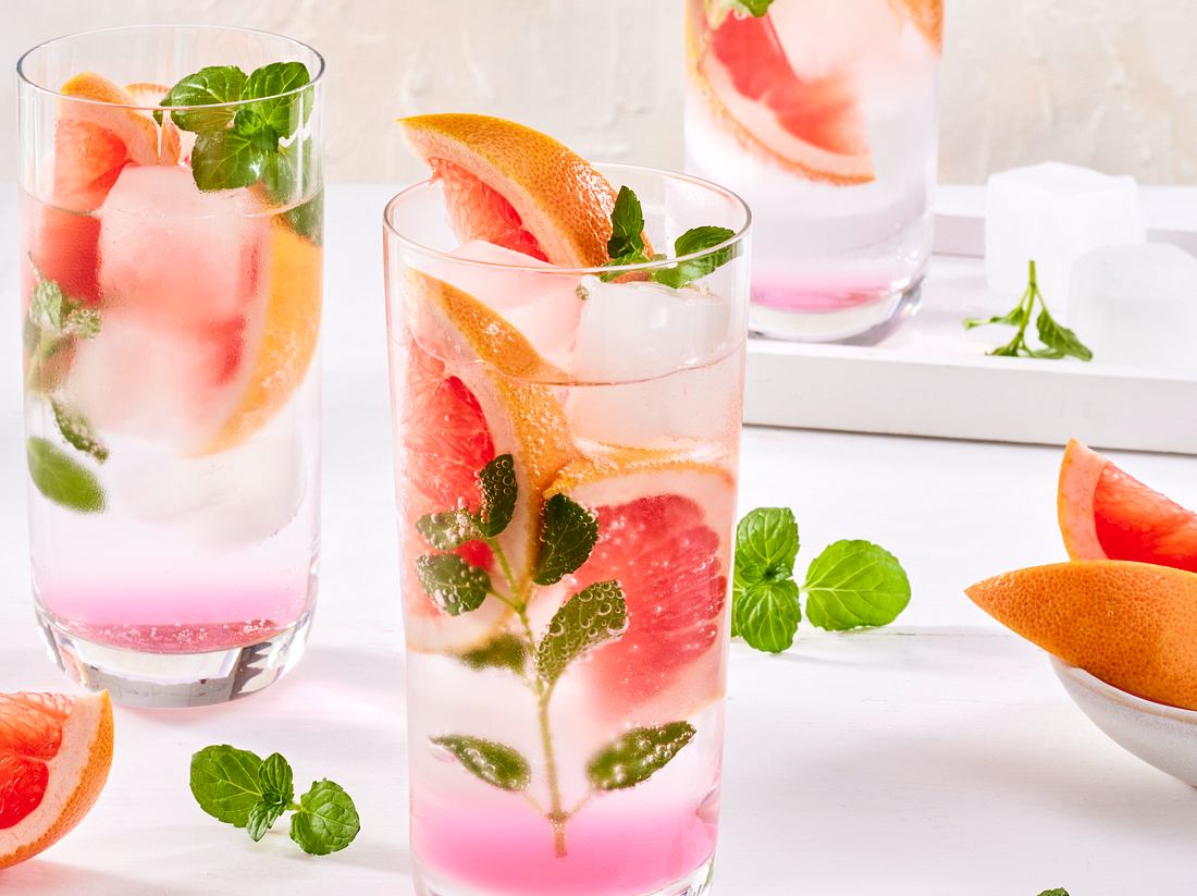 Selbstgemachtes Hard Seltzer mit Grapefruit Selbstgemachtes Hard Seltzer mit Grapefruit