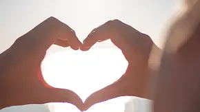 Die Achtsamkeitsübungen verhelfen zu mehr Selbstliebe. - Foto: iStock Die Achtsamkeitsübungen verhelfen zu mehr Selbstliebe. - Foto: iStock