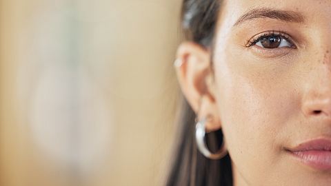 Frau, die entschlossen in die Kamera lächelt  - Foto: PeopleImages / iStock (Themenbild)