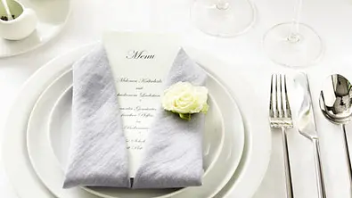 servietten falten tischdeko hochzeit - Foto: Bauer Media Group
