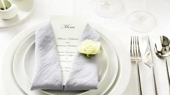 servietten falten tischdeko hochzeit - Foto: Bauer Media Group
