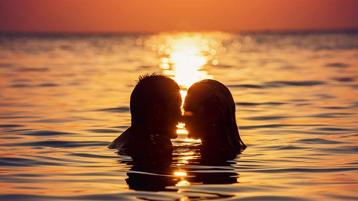 Sex im Meer, See oder Fluss? Lieber nicht! Wir verraten, warum du auf Sex im Wasser besser verzichten solltest! - Foto: iStock / milos-kreckovic