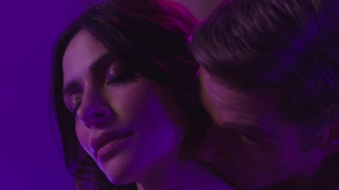 In der Netflix-Serie Sex-Life befindet sich Billie (links) in einer Dreiecksbeziehung - Foto: Courtesy of Netflix