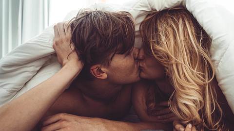 Paar küssend im Schlafzimmer - Foto: franckreporter/iStock