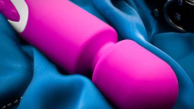 Stiftung Warentest hat Sexspielzeug untersucht und besorgniserregende Schadstoffe entdeckt. - Foto: iStock / Moussa81