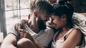 Mann und Frau teilen einen sehr intimen Moment. - Foto: g-stockstudio / iStock