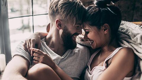 Mann und Frau teilen einen sehr intimen Moment. - Foto: g-stockstudio / iStock