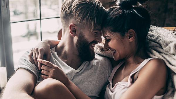 Mann und Frau teilen einen sehr intimen Moment. - Foto: g-stockstudio / iStock