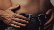 Bild von der Hüfte einer Frau in Jeans, auf der die Hände eines Mannes liegen - Foto: istock/ Ana-O