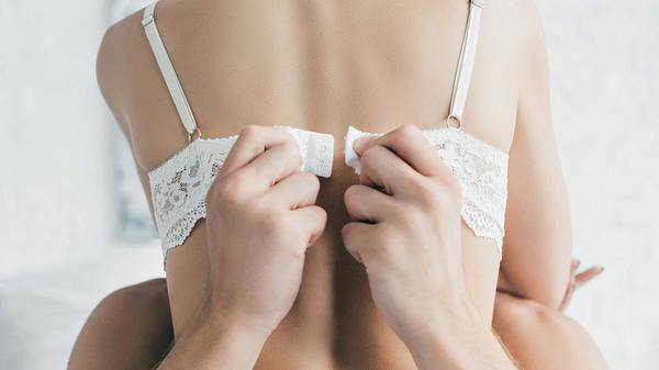 Die Sexstellung Schubkarre aus dem Kamasutra ermöglicht ein besonders intensives Liebesspiel. SO funktioniert’s! - Foto: LightFieldStudios / iStock