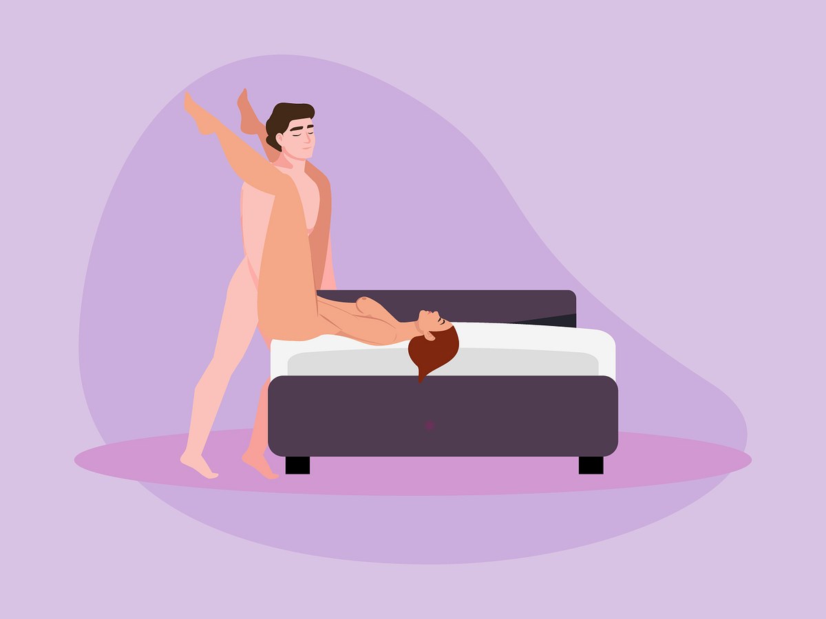Bei dieser speziellen Sexstellung liegst du auf einem Bett und ziehst deine Beine ganz nah heran, während dein Mann vor dir steht und dich penetriert.
