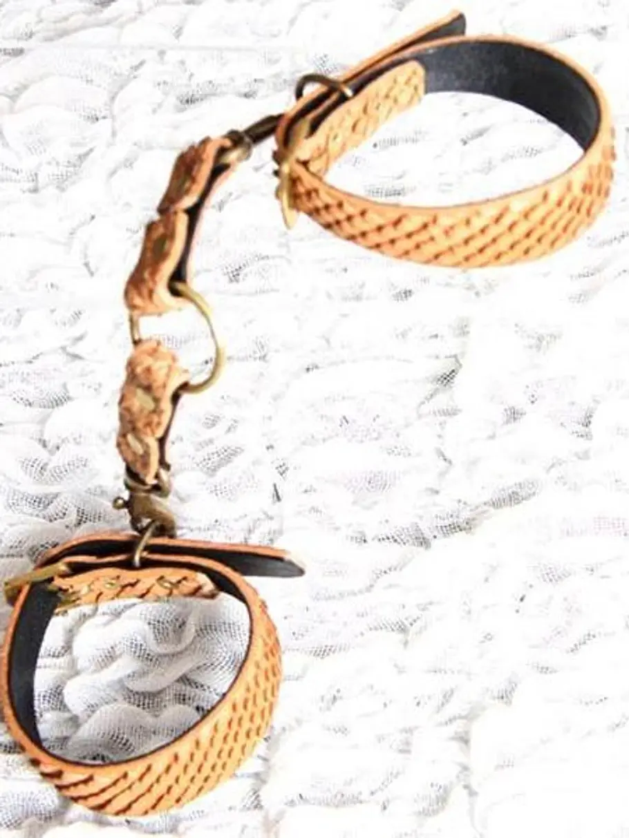 Fesselspiele! Die Frau lässt sich gern mit diesem Sexspielzeug ans Bett fesseln und nach Strich und Faden verwöhnen!( Handcuffs Leder Snakedesign, Paul Seville, ca. 108 Euro, über www.atemlos-salzburg.at ) Erotische Blogs: Das heißeste, was das Net sextoys frau