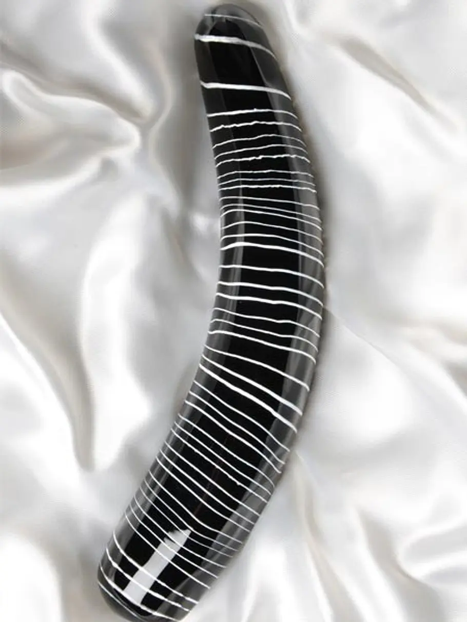 Ein Mann Party! Tierisches Vergnügen verspricht dieses Sexspielzeug für die Frau. Der Glasdildo im Africa-Design ist leicht einführbar und sorgt für eine gute Gleitfähigkeit.( Zebra, Glassvibrations, ca. 34,95 Euro, über www.sinsations.de ) Knut sextoys frau