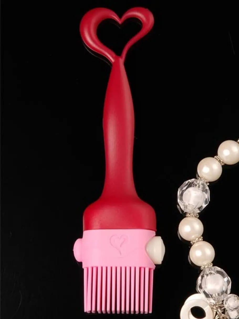 Kribbelnde Kunst! Die Vibrationen von diesem Sexspielzeug fühlen sich im Intimbereich kribbelig und schön an! Dieses Sexspielzeug für die Frau ist besonders gut für ein softes Vorspiel geeignet.( Playbrush, Feelz Toys, ca. 19,50 Euro, über www.sinsatio sextoys frau