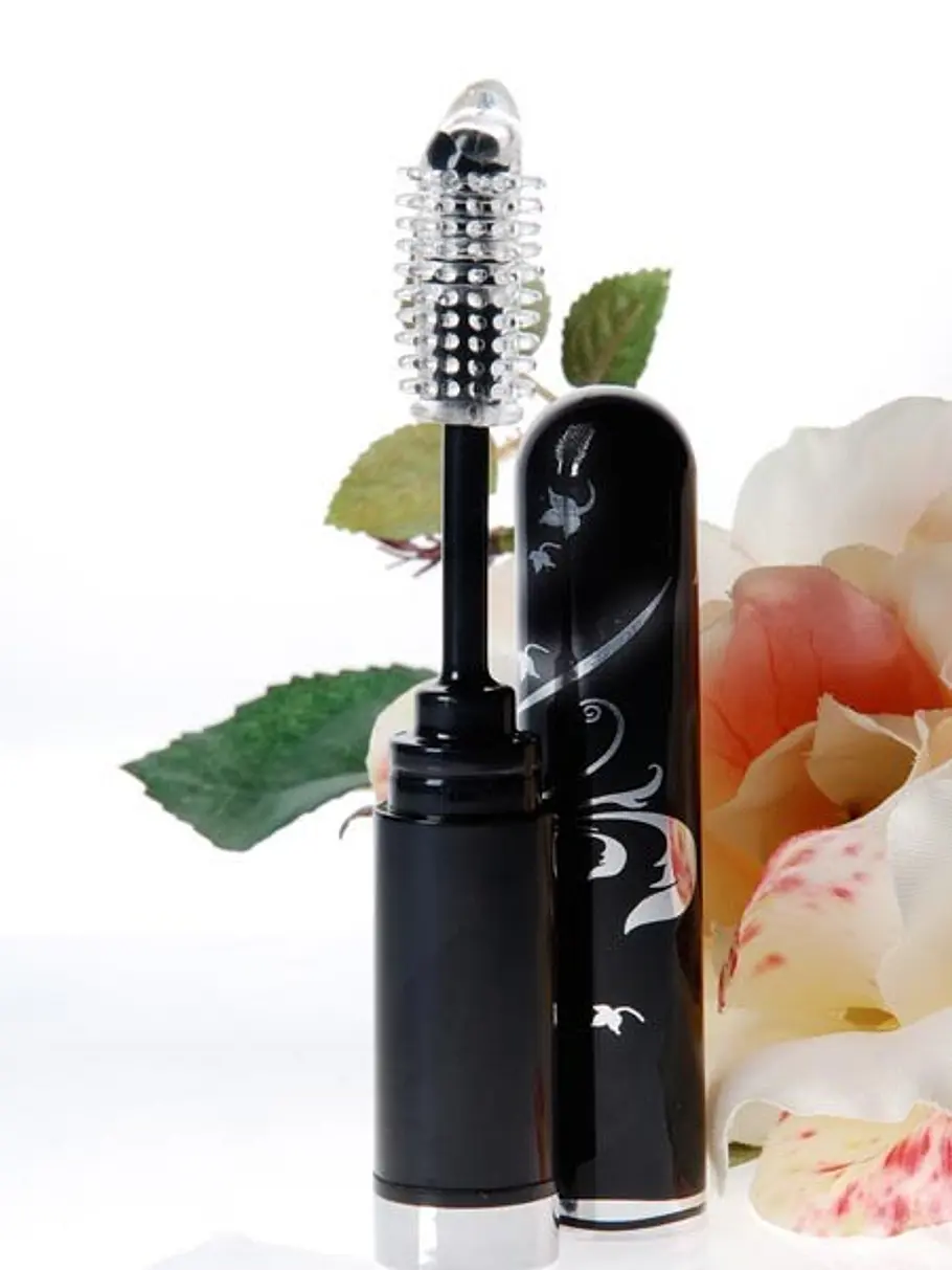 Zum Stöhnen gut! Die Frau macht große Augen wenn sie dieses Sexspielzeug im Kosmetiktäschen der Freundin entdeckt. Der EYELASH Curler Brush ist nicht nur stylisch, sondern befriedigt die Frau ungemein.( EYELASH Curler Brush, ca. 29,95 Euro, über www. sextoys frau
