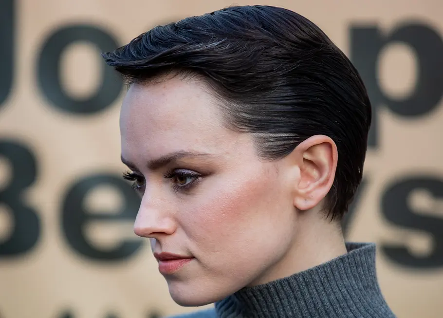Sexy: Pixie Cut im Sleek Look Modern und sexy gestylt wirkt der Pixie Cut im Sleek Look.