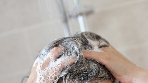 Das beste Shampoo für trockene Kopfhaut - Foto: iStock/ Das beste Shampoo für trockene Kopfhaut