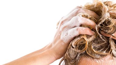 Shampoo für blondiertes Haar - Foto: istock/FotoDuets