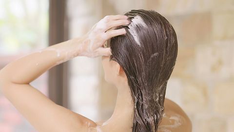 Shampoo für trockene Kopfhaut - Foto: Istock/ PonyWang