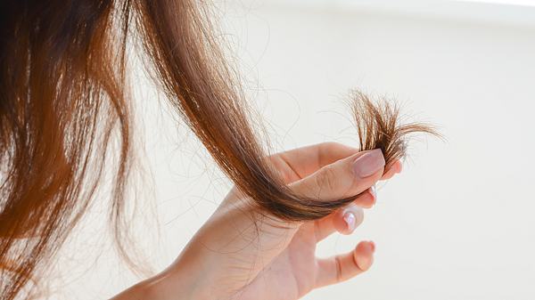 Frau nutzt Shampoo für trockenes Haar - Foto: iStock/adrian825