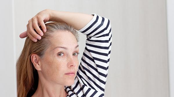 Shampoo gegen graue Haare - Foto: iStock/ Tatiana Foxy 