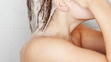 shampoo sieben fakten uebers haarewaschen - Foto: Lars H./cultura/Corbis