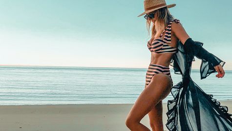 Shaping Bikini an einer Frau am Strand - Foto: iStock/muunique 