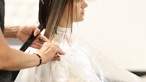 Shoulder Blade Bob: Diese schulterlange Bob-Frisur steht 2023 jeder Frau! - Foto: van-balvan/iStock