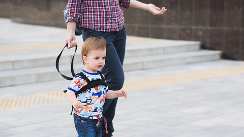 Kind läuft mit Sicherheitsleine  - Foto: iStock/JohnAlexandr