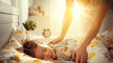 7 Supertipps wie du deine Kinder morgens früh aus dem Bett und in die Schule bekommst! - Foto: iStock/:evgenyatamanenko 