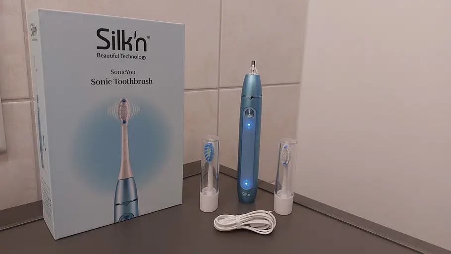 Silk’n SonicYou mit Zubehör im Bad